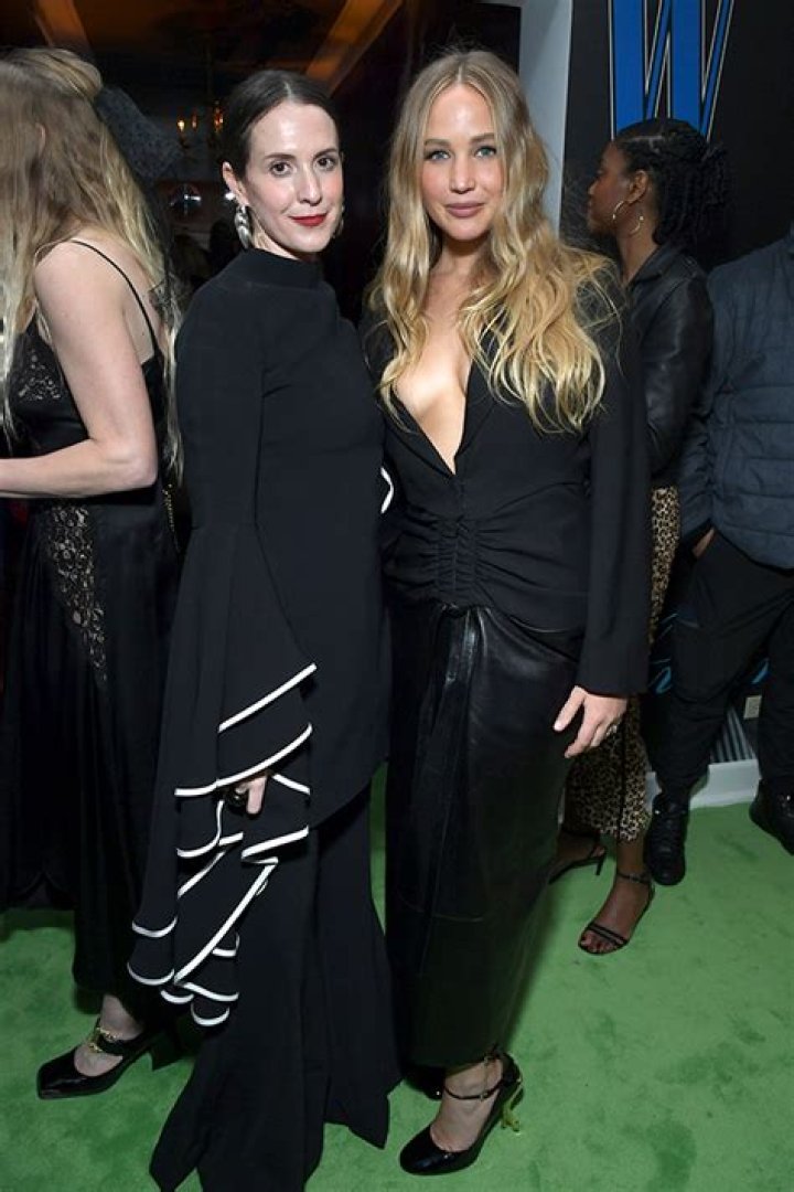 Jennifer Lawrence’s Plunging Top & Leather Skirt At SAG Awards Party – Hollywood Life