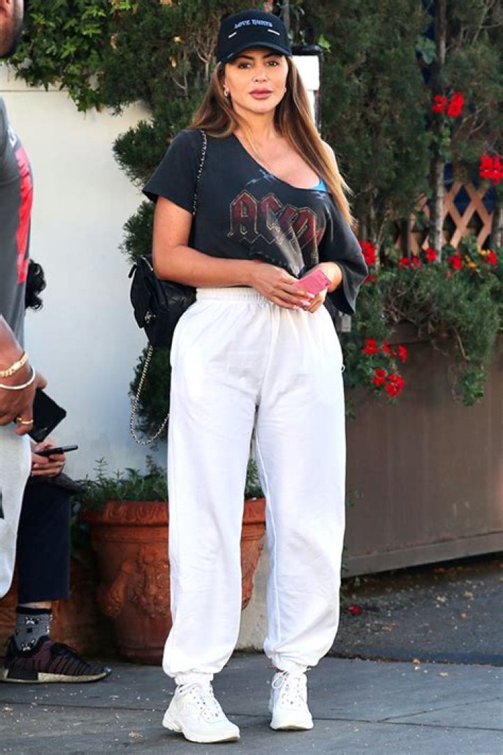 See Photos Of Her Outfit – Hollywood Life