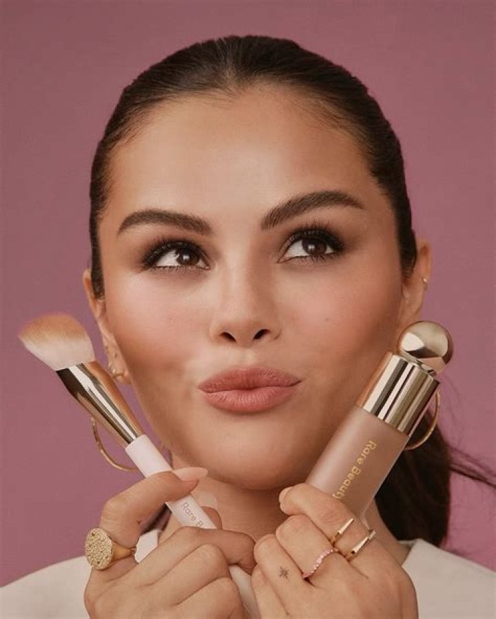 A Guide For Flawless Foundation – Hollywood Life